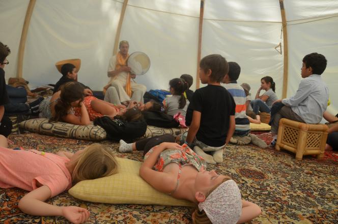 Les enfants qui écoutent les histoires de Rafik Harbaoui