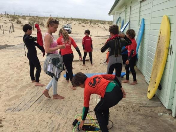 Préparatifs pour l'initiation au surf