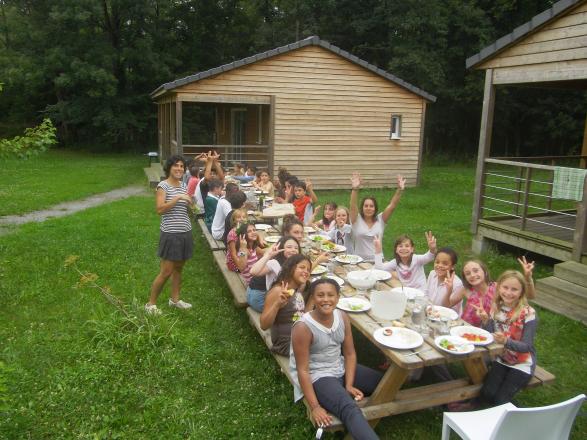 Francas-Le banquet aux chalets Iktus à Laroin