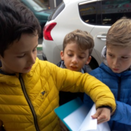 Les membres de l'ATEC Les Petites Têtes Toulousaines en action auprès des commerçants de leur quartier