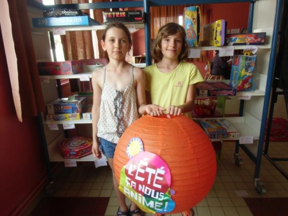 Enola et Noa devant les jeux de société