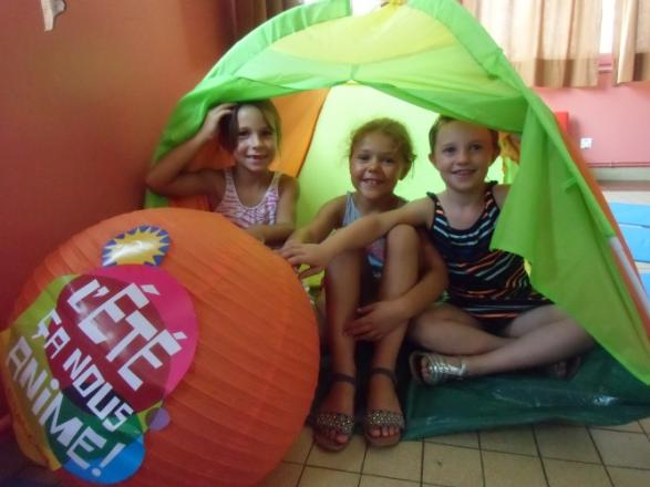 Maélys, Lola et Léa, sous la tente