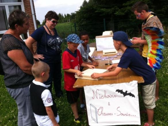 atelier parents "nichoir à chauve souris" animé par les enfants