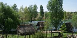 Dans le village de Caraman à 30 km de Toulouse: Le village néolithique et le pont traversant le lac, lieu du chantier.